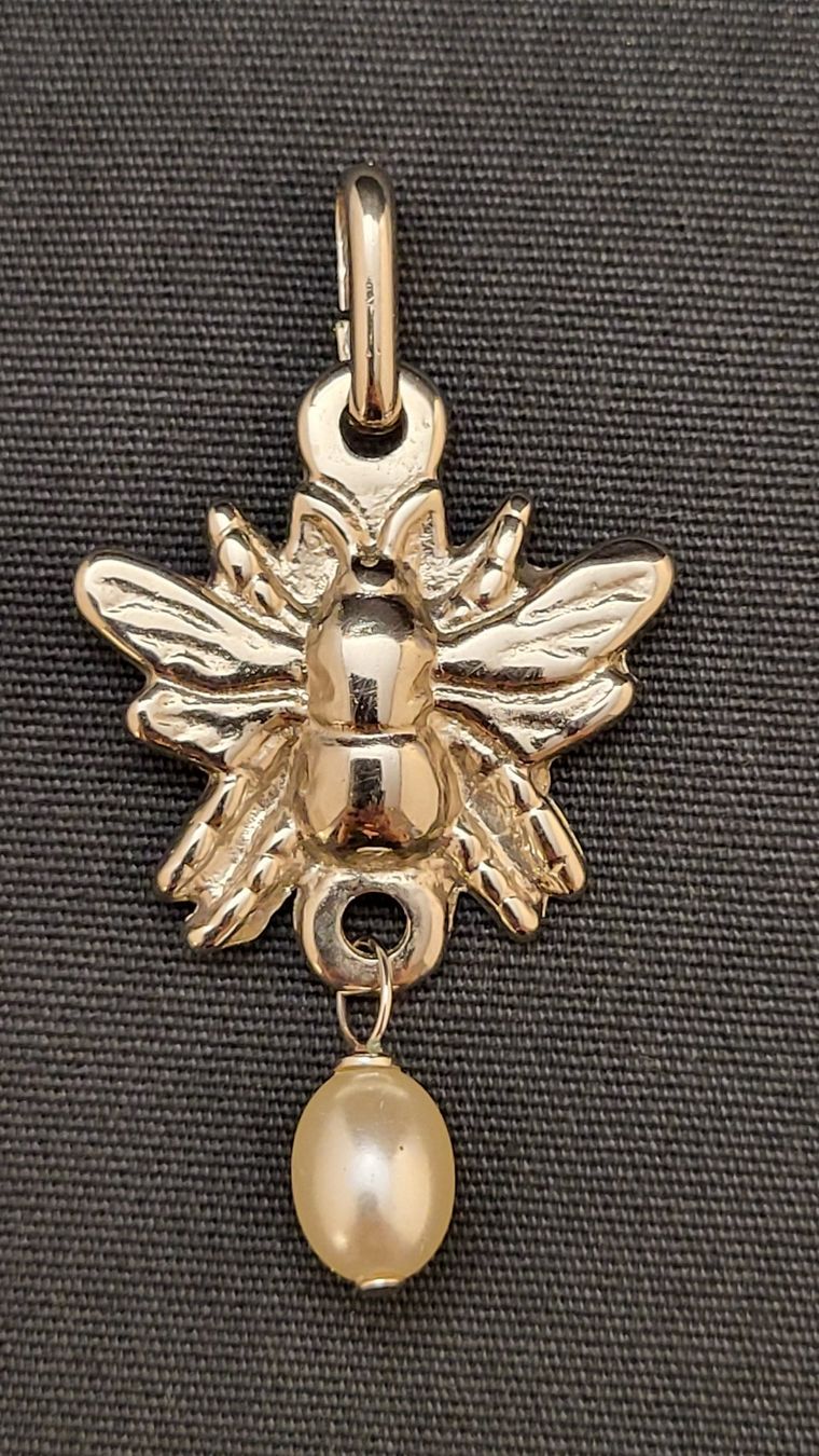 Pendentifs: Anhänger mit Kunstperle FLIEGE – D'occasion à Basel par spinne02