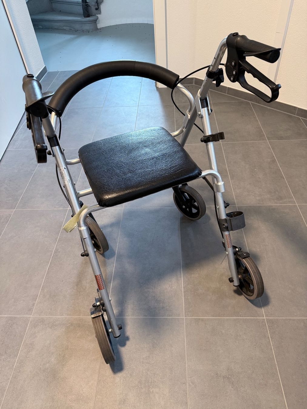 Ausili per la deambulazione: Rollator avec siège et sac – pratique et compact – Usato da St-Gingolph venduto da pag_829c 1
