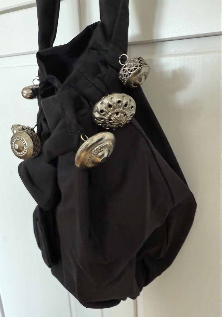 Taschen für Damen: Unique Black Evening Bag with Decorative Silver Charms – Gebraucht aus Epalinges von Lily2006