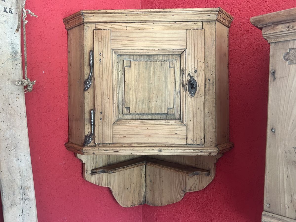 Armadi: Barockes Eck Gänterli – Usato da Gossau SG venduto da Keller-Antiques
