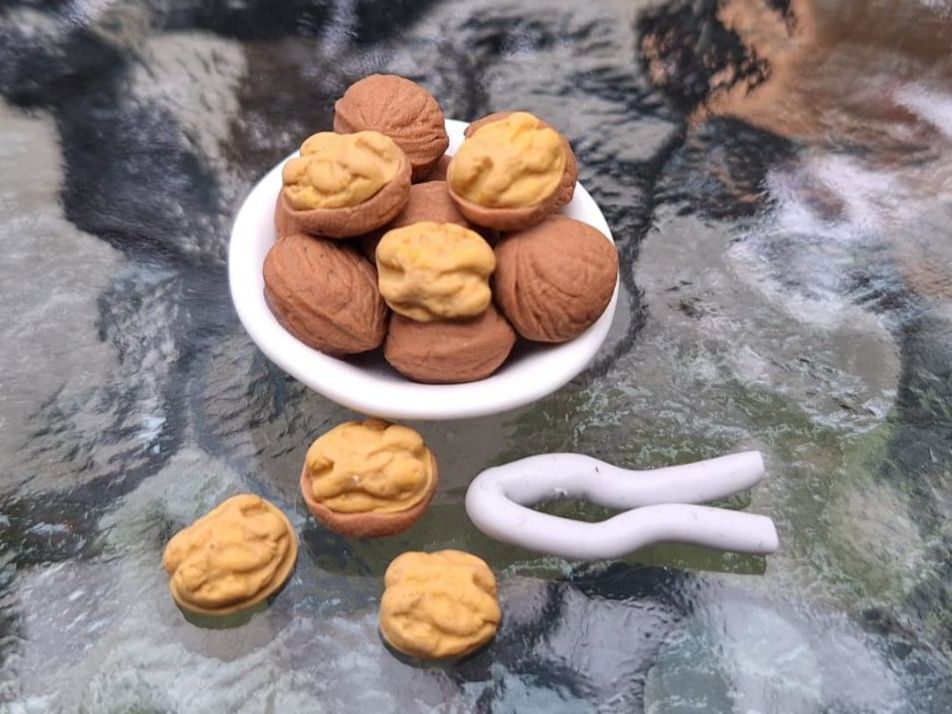 Puppenhäuser & -möbel: Handmade Baumnuss Schale mit Nussknacker – Neu (gemäss Beschreibung) aus Zürich von HandmadeTinyFood