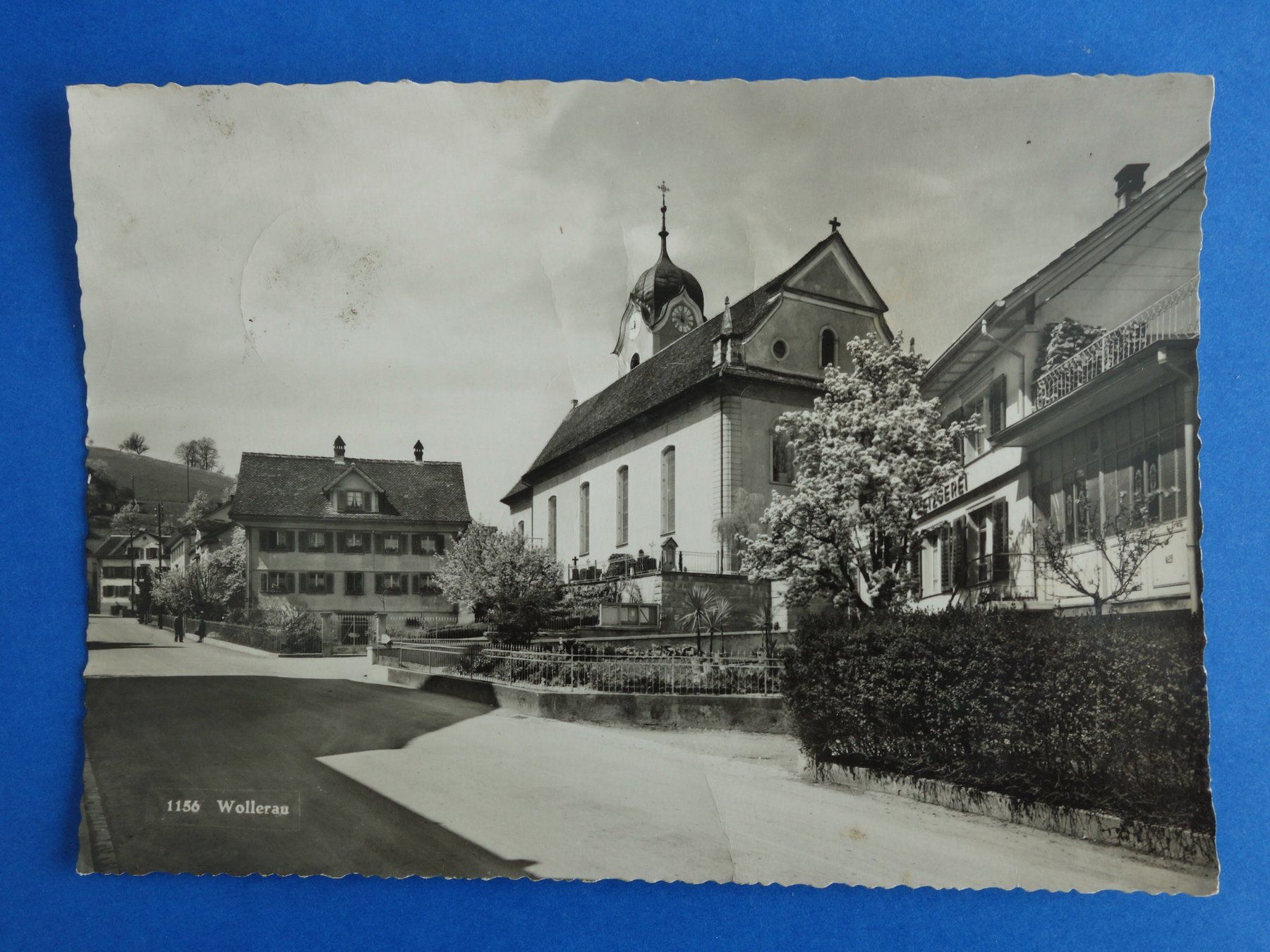 Cartoline postali: WOLLERAU - Dorfansicht mit Kirche  1954 – Usato da Ibach venduto da Ibanto