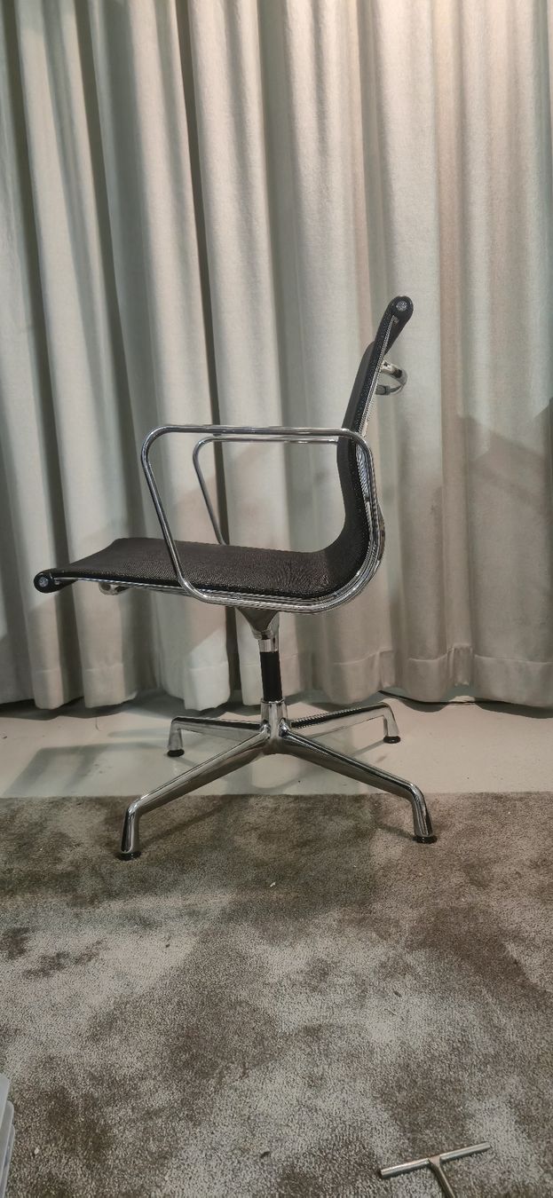 Vitra Sedie:  Vitra Aluminium Chair Eames  – Usato da Meilen venduto da COSTA_ABC 1