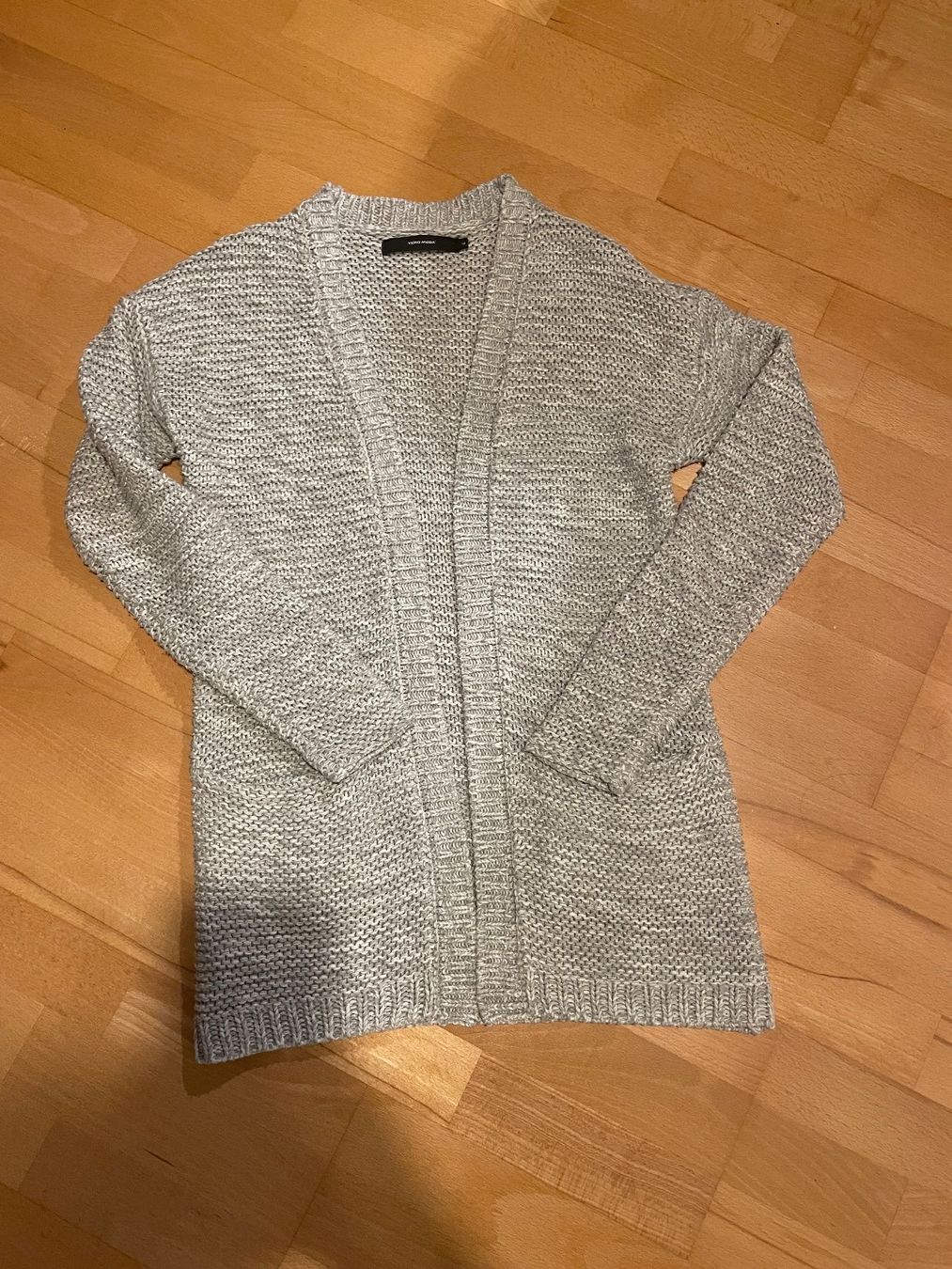 Vero Moda Giacche: Grauer Vero Moda Strickjacke, Grösse XS, "Jäckli" – Usato da Hubersdorf venduto da JanasHeartTreasures