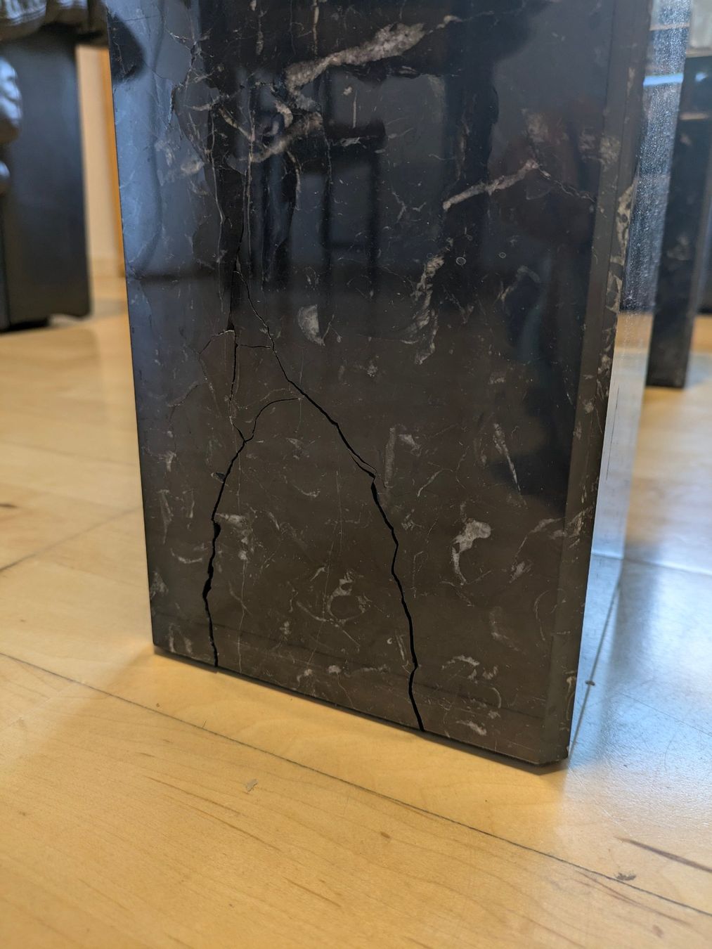 Tavoli: Glas-Couchtisch, Marmorfuss – Difettoso da St. Gallen venduto da Lila_238 6