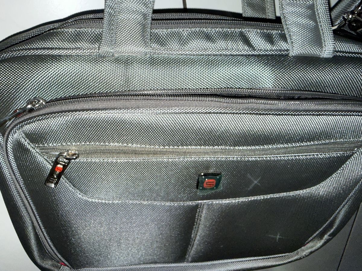 Valises & Sacs: Laptoptasche  grau  , nie gebraucht .  – Neuf (Voir description) à Biel/Bienne par Katja01112 4