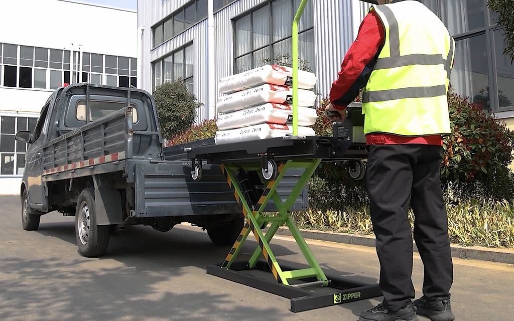 Carrelli elevatori e a forche: Scherenhubwagen mit Akku Transporter einfach Laden – Nuovo e nell'imballaggio originale da Necker venduto da liq24 2