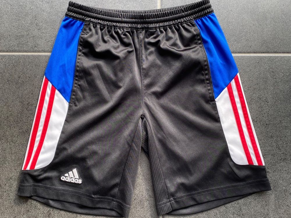Adidas Hosen: Kurze Hose - Grösse 140 – Gebraucht aus Ettingen von kleeblatt27