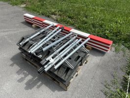 Absperrpfosten mit Bakenfüssen und Holzlatten Neu