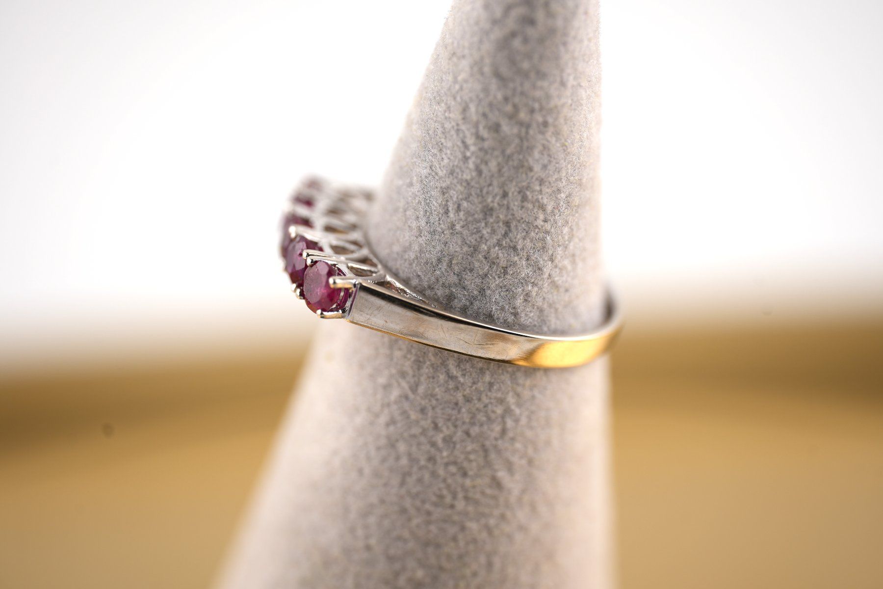 Ringe: Goldring 14K Weissgold mit 5xRubin – Gebraucht aus Basel von Vip24 2