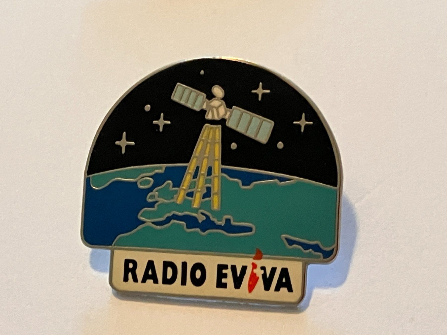 Placchette & Badge: 1 Pin Radio Eviva – Usato da Basel venduto da djwwpp