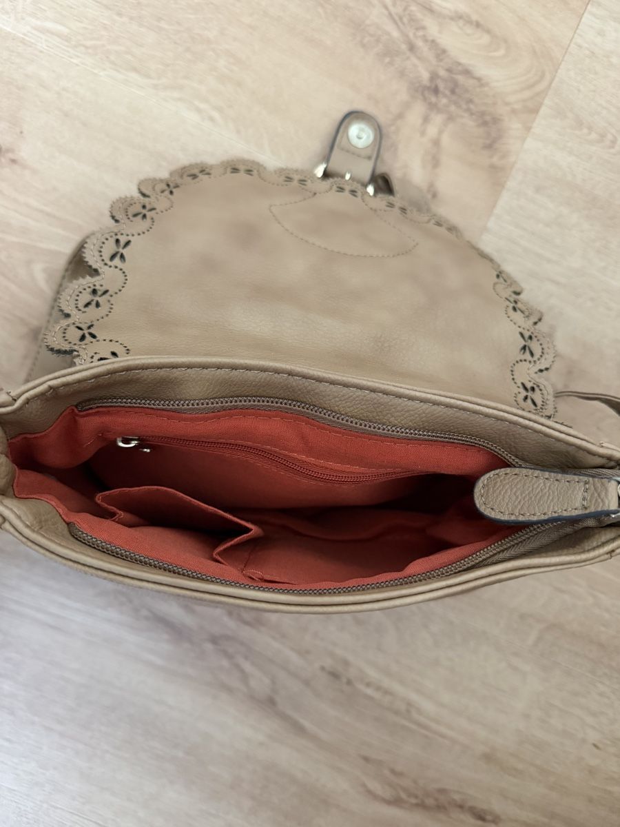 Borse da donna: Beige Umhängetasche mit Lochmuster! – Usato da Moosseedorf venduto da eve_6nj8 1