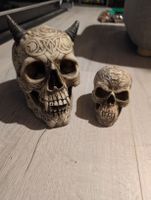 Zwei Totenkopf Figuren mit Hornmuster, guter Zustand