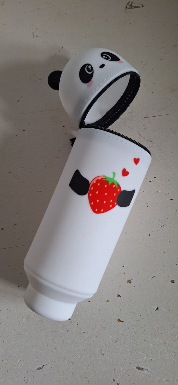 Schüler-Etuis: Panda Mäppli/Etui mit Erdbeer-Motiv, neu – Neu und originalverpackt aus Richterswil von C011 2