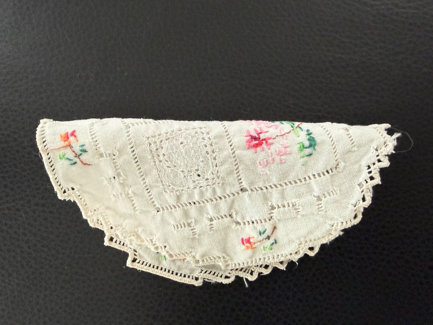 Sottobicchieri: kleines  Deckchen  handgestickt  Untersetzer – Usato da Subingen venduto da ArtBead 2