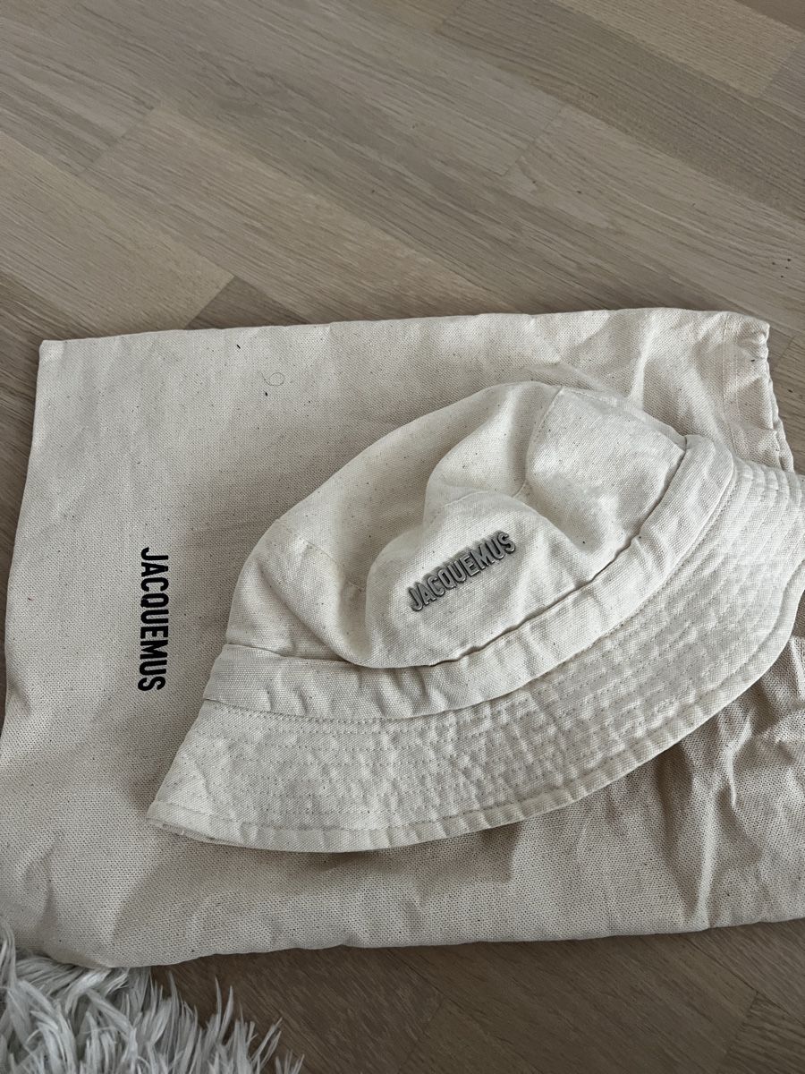 Jacquemus Hüte, Mützen & Caps: JAQUEMUS Bucket Hat – Gebraucht aus Rapperswil SG von Tiniva 3