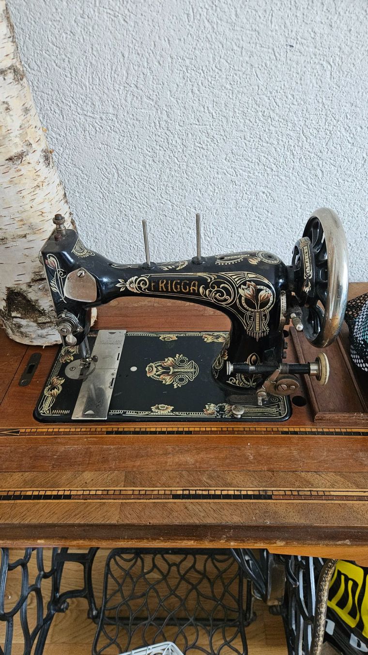 Macchine da cucire: Antike Nähmaschine – Usato da Arni AG venduto da Renlip 5