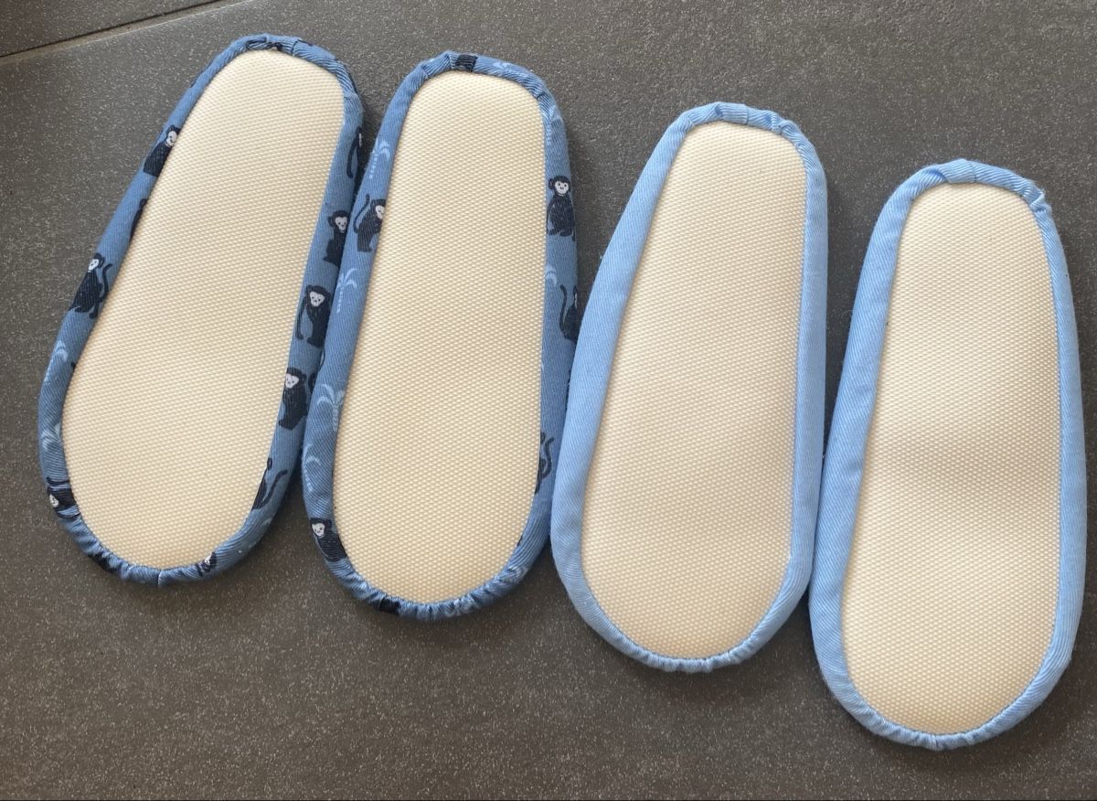 Scarpe per ragazzi: NEU 2x Hausschuhe/Schläppli Grösse 25 – Nuovo (secondo la descrizione) da Binningen venduto da Eober 3