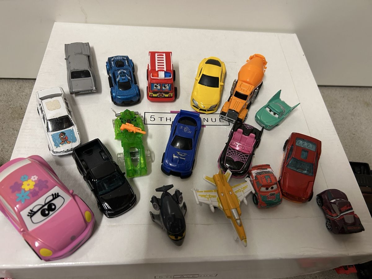 Spielzeuge: Spielzeugpaket autos 3 – Gebraucht aus Rümlang von Jennyanna