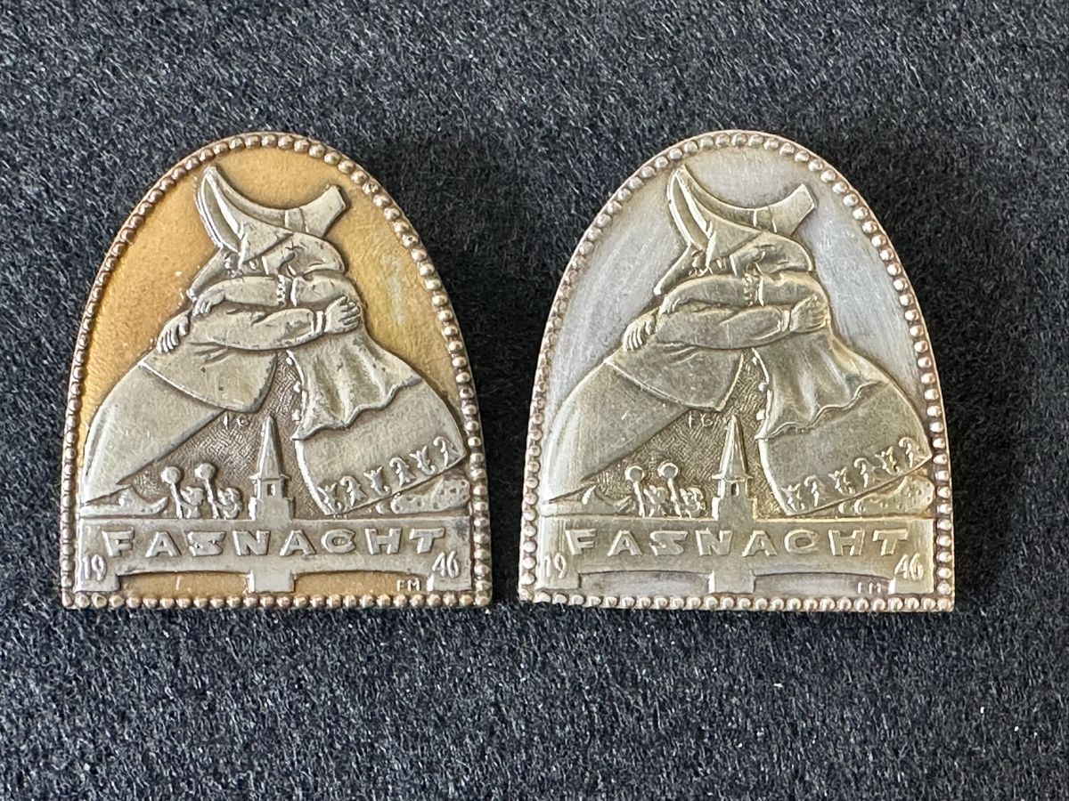 Placchette & Badge: Fasnacht Basel 1946 beide Goldversionen ++ – Usato da Basel venduto da fasnachtsoutlet1965