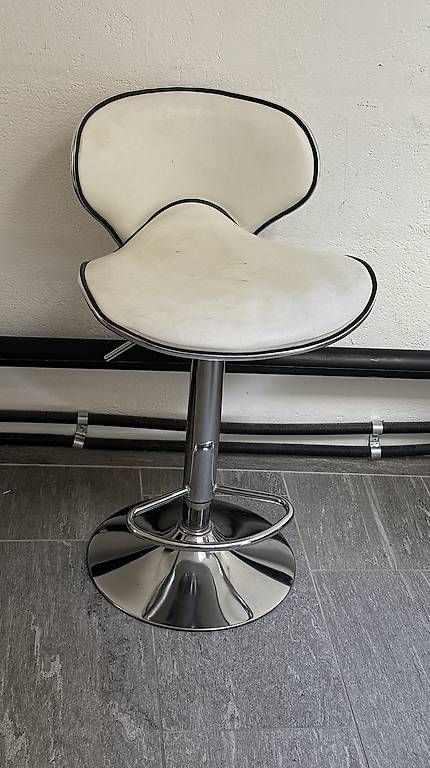 Kosmetik-& Massageliegen: Kosmetikstudio Möbel gebraucht  – Gebraucht aus Zürich von inf_95nf 1