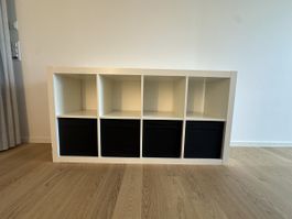 IKEA Kallax Regal (weiss, 4x2) inkl. 4 schwarze Boxen