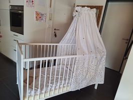Kinderbett Weiss mit Bettinhalt und Himmel guter Zustand