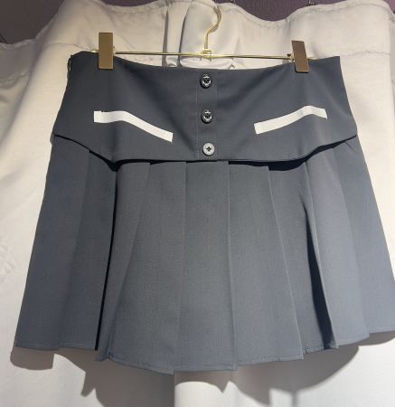 Faltenrock in grau mit Ankerknöpfen und eingenähter Shorts!