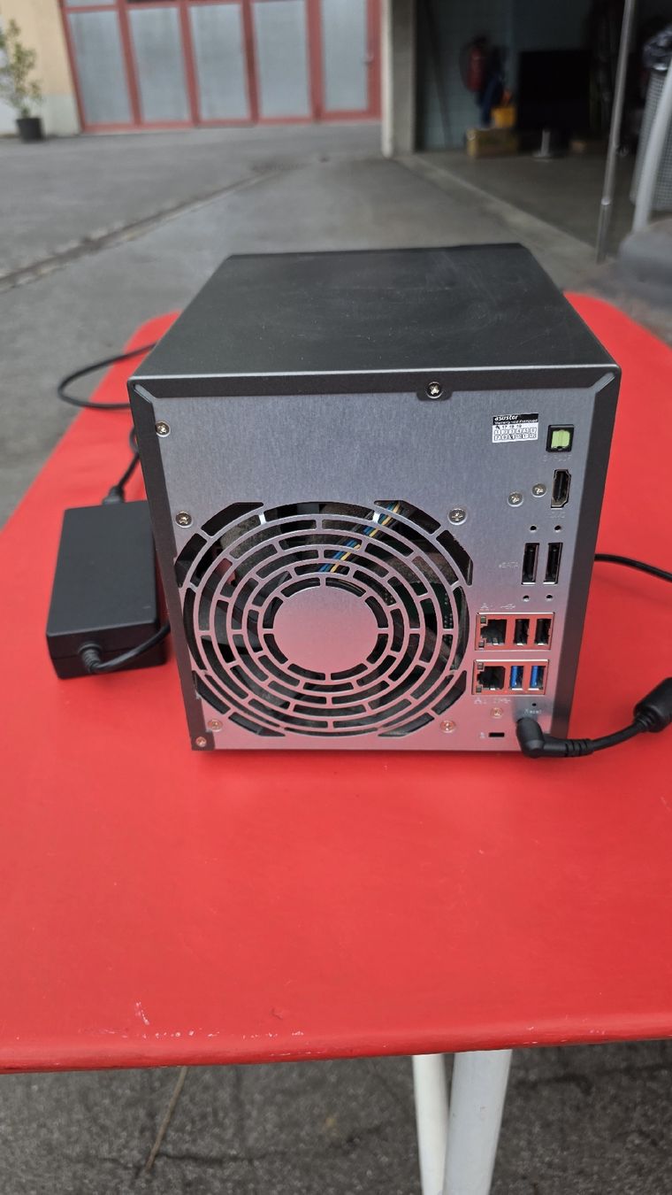Harddisks: ASUSTOR NAS Festplattengehäuse 4-Bay  – Gebraucht aus Pfäffikon SZ von Brocki-21 1