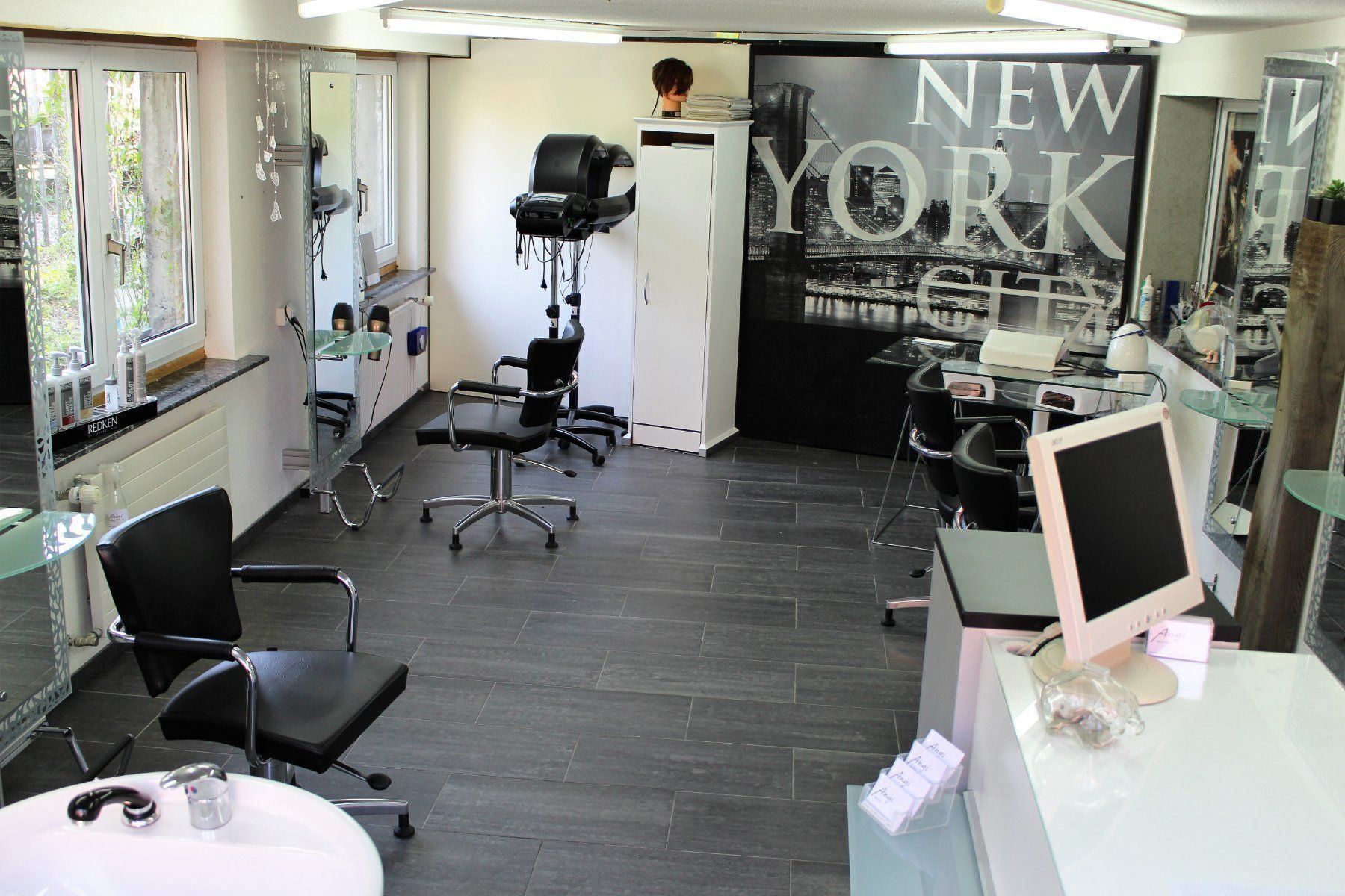 Spiegel: Coiffeur-Salon, 2 Arbeits- 1 Waschplatz – Gebraucht aus Gretzenbach von Wildborneo