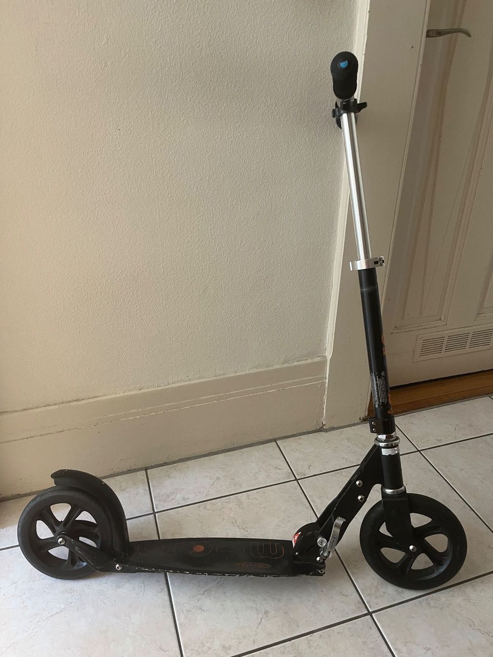 Micro Kickboard: Trottinette Micro Black – Gebraucht aus Vevey von Chrysil
