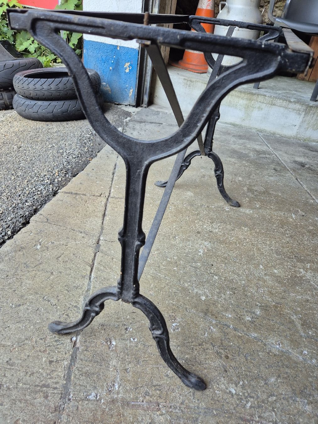 Sonstiges antikes Mobiliar: Pied de table ancien en fer  – Gebraucht aus Le Locle von CHEGUA 1