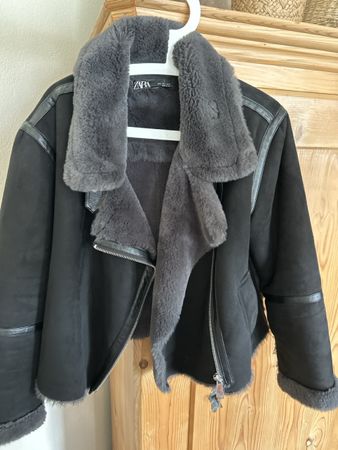 Zara Jacke schwarz mit Fellfutter Grösse L guter Zustand
