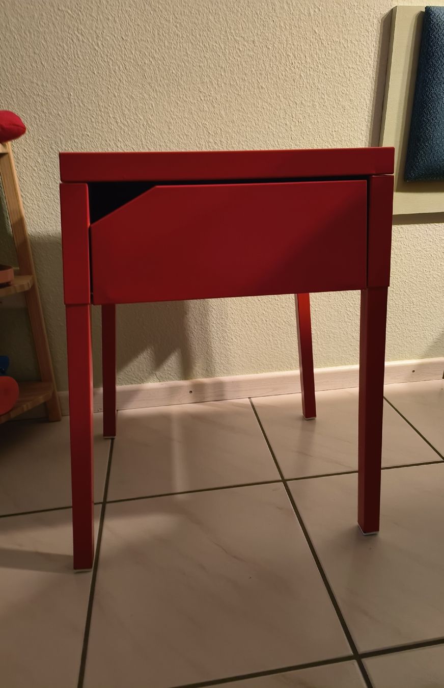 Comodini: Ikea Metall Nachttisch rot – Usato da Obfelden venduto da Alf2005