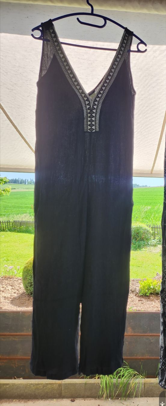 Jumpsuits: Schwarzer leichter Jumpsuit – D'occasion à Forch par ang_bhq6
