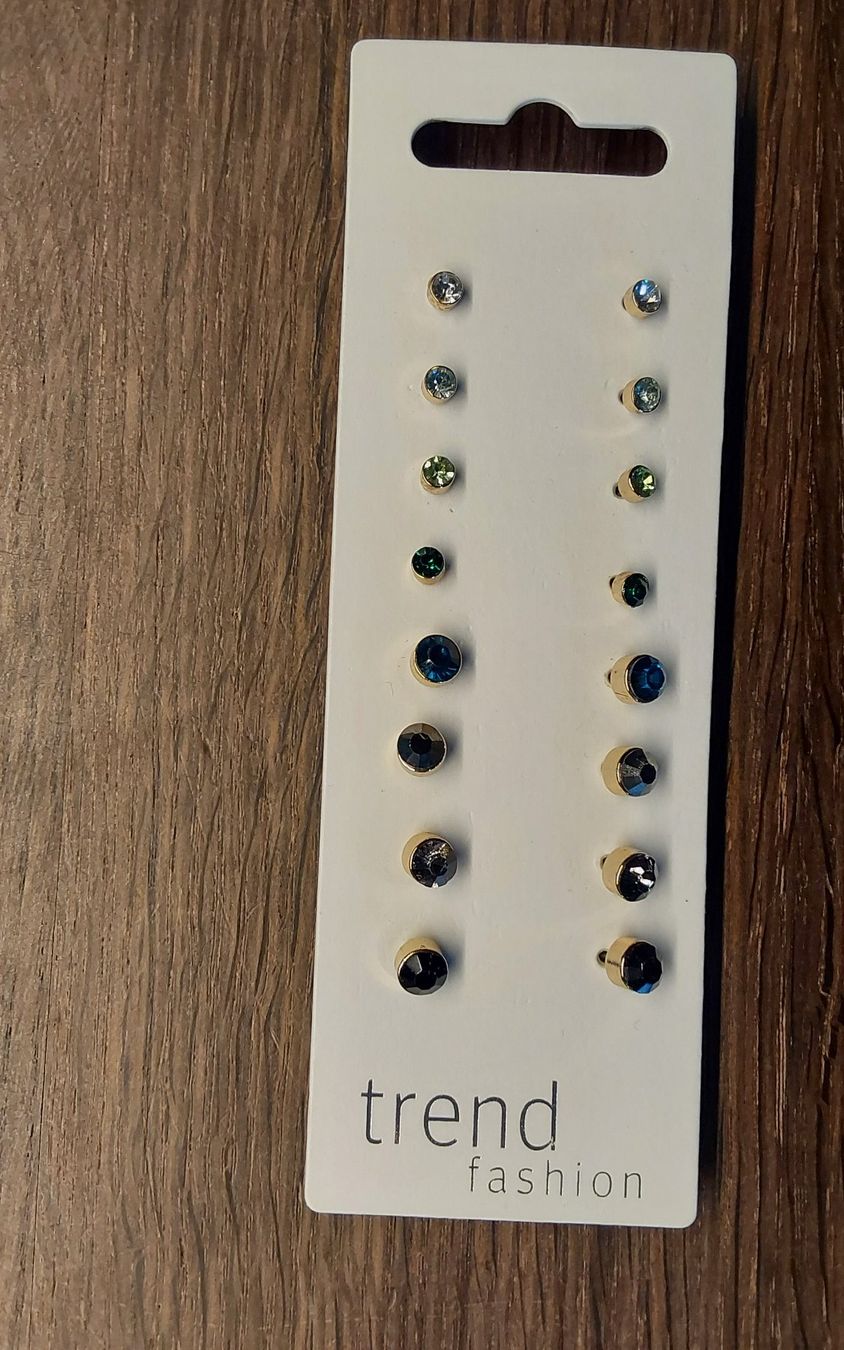 Ohrringe & -stecker: 8 Paar Ohrstecker neu – Neu und originalverpackt aus Köniz von scopello12