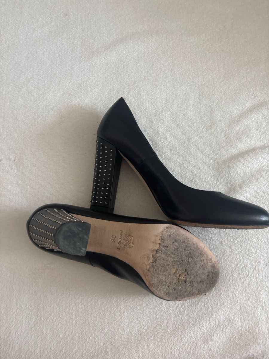 Navyboot Damenschuhe: Navyboot schwarze Leder Pumps, Gr. 38, Absatz mit Nieten – Gebraucht aus Feusisberg von LadyLook 2