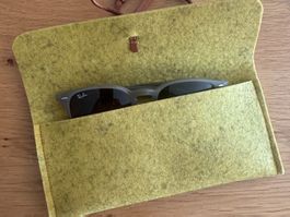 Handmade Wollfilz-Brillenetui Senfgelb – Cognac