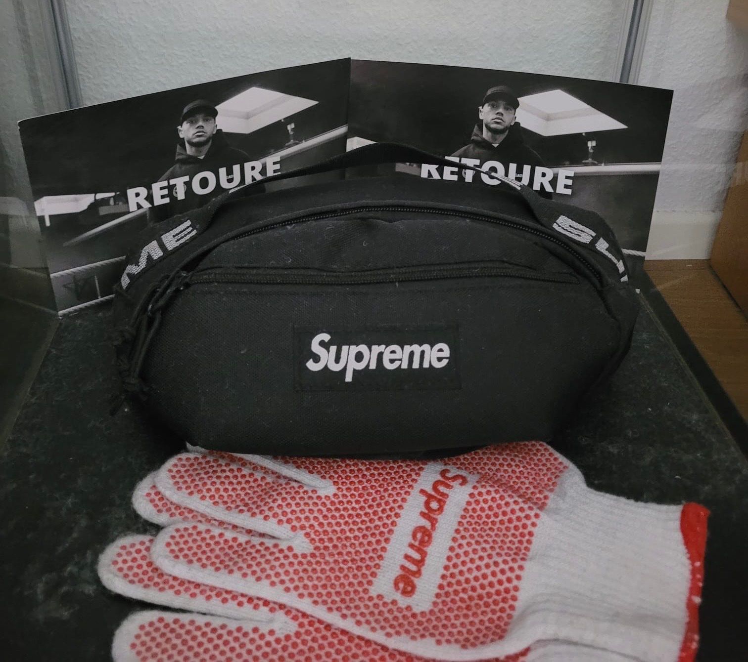 Supreme Taschen: Supreme Bauchtasche und Supreme Gloves – Gebraucht aus Urdorf von Daniela028