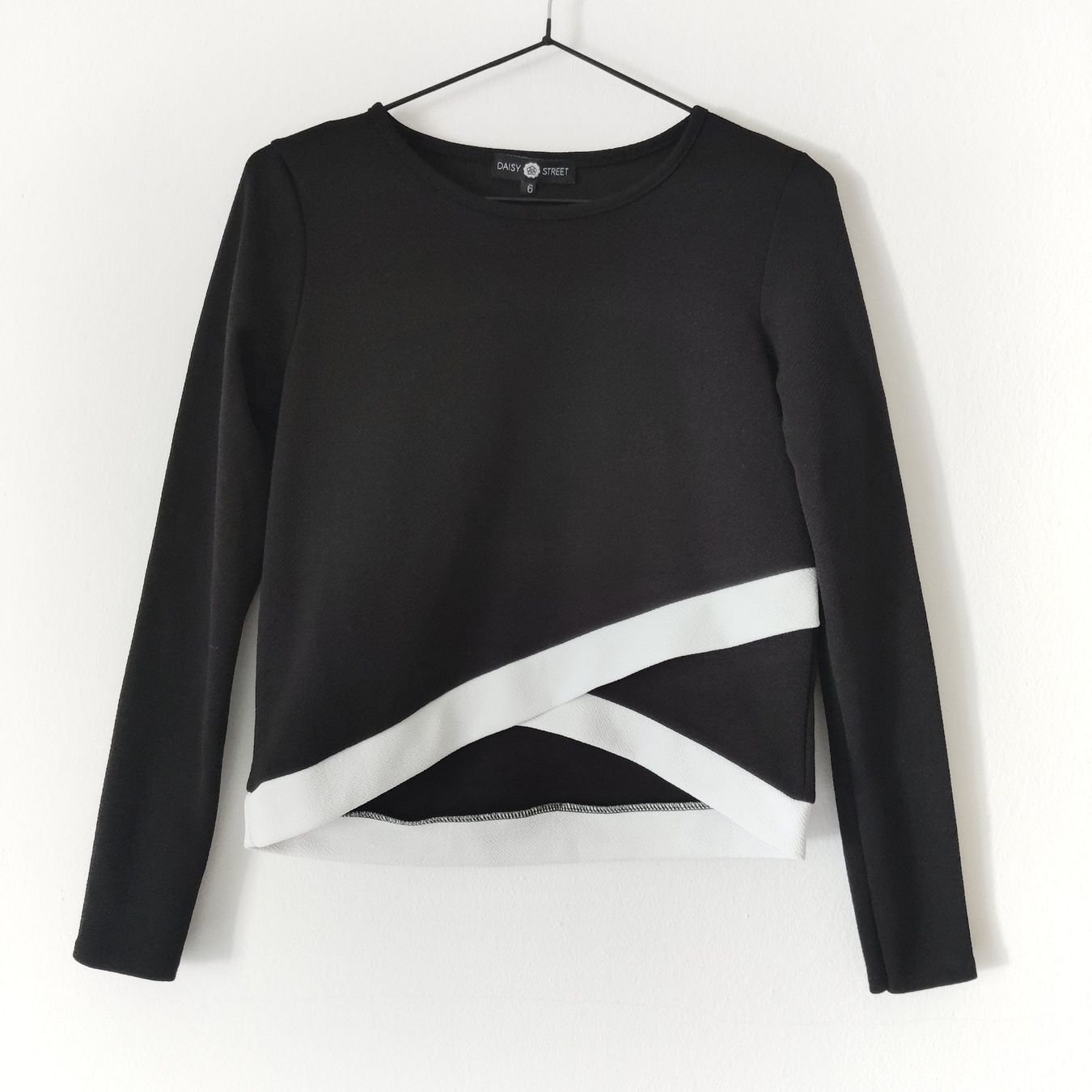 Pullover & Sweatshirts: DAISY ONLY Kurz- Pulli Bluse Shirt geometrisch schwarz Gr.S – Gebraucht aus Winterthur von Lotusherz