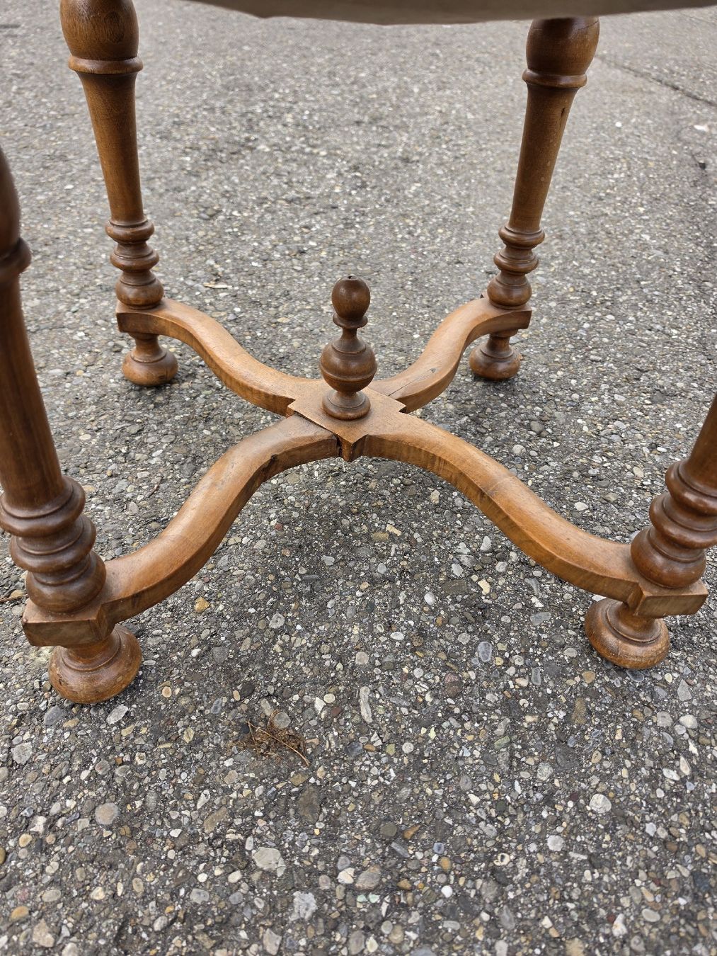 Sgabelli: Antiker hocker /  mit Rosenmuster, – Usato da Mettlen venduto da elios0888 6