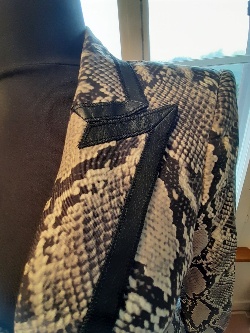 Zara Giacche: Blazer aus Seide im Schlangendesign S – Usato da Leuggelbach venduto da schmetterlings-fee 1