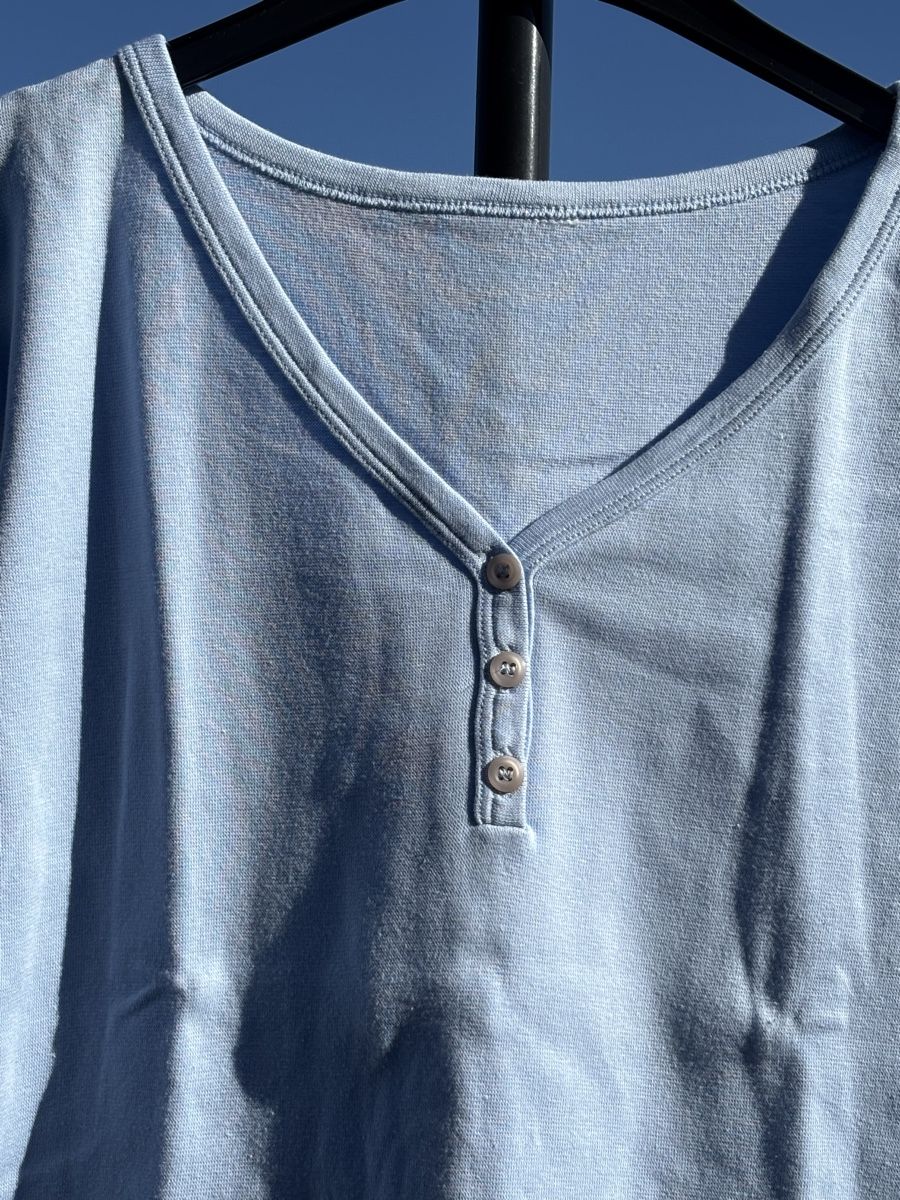 T-shirt: Hellblaues Sweatshirt  – Usato da Walterswil SO venduto da Sunshineyupi 1