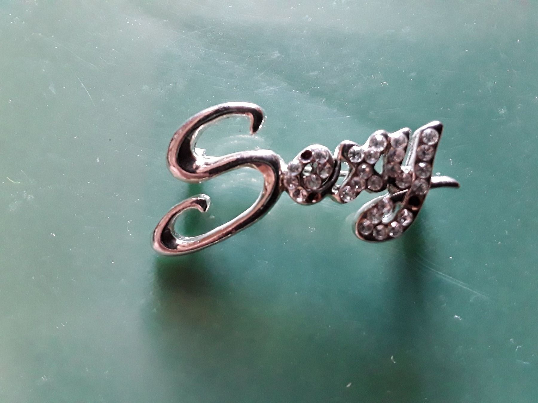 Swarovski Spille & Fermagli: Swarovski Sexy Buchstabe Brosche – Difettoso da Biel/Bienne venduto da taki25 1