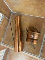 Cruche et seau en cuivre martelé, 2 pièces