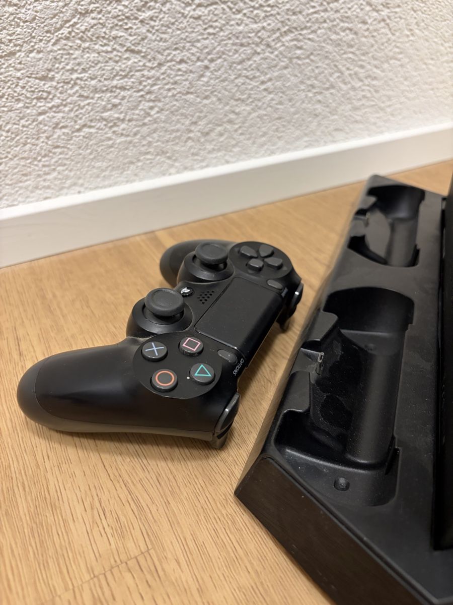 Sony Console: Playstation 4 Konsole mit Ladestation – Usato da Lüterkofen venduto da Stubacher 3
