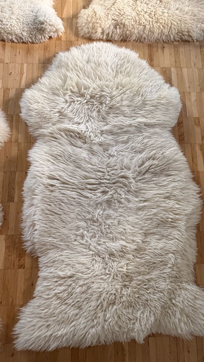 Tapis: 6 echte Schaffelle, cremweiss – D'occasion à Dübendorf par Scuba_gaby 6