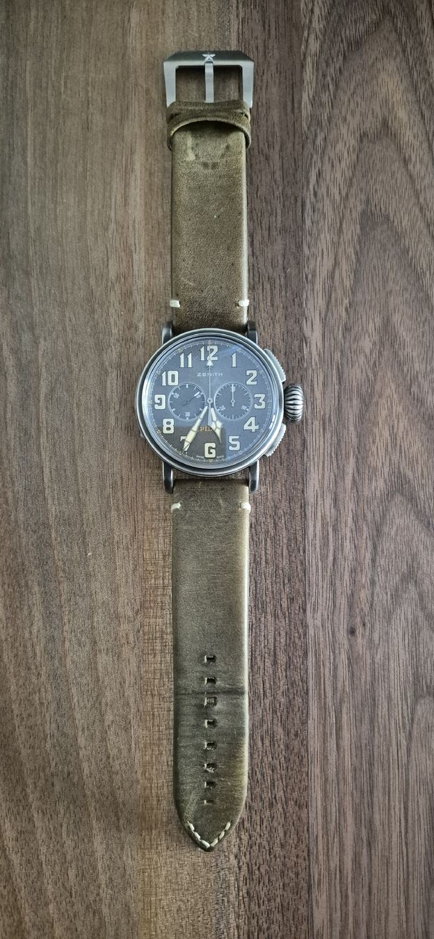 Zenith Uhren: Zenith Heritage Pilot Typ 20 ton-up 45mm Chronograph – Neu (gemäss Beschreibung) aus Dornach von Signs0 1