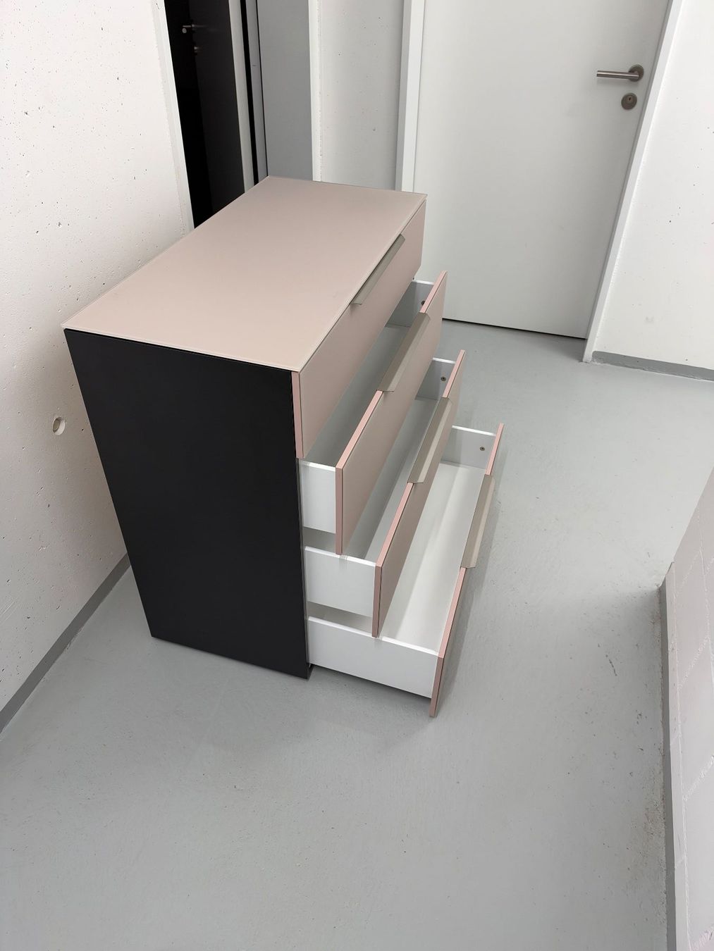 Commodes: Kommode mit 4 Schubladen Rose Quarz – D'occasion à Rickenbach SO par rusarusa 2
