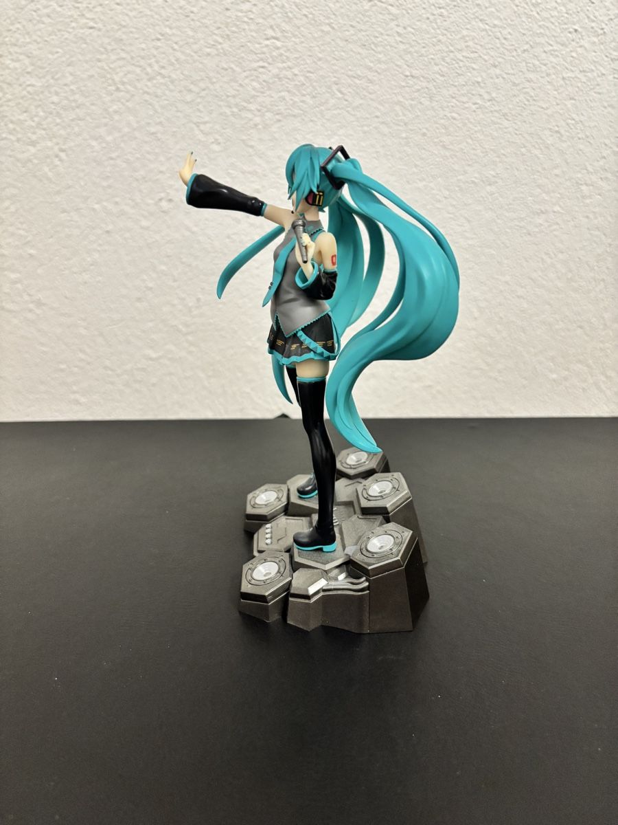 Figuren: Figur Hatsune Miku mit Sockel – Gebraucht aus Luzern von Armastra 1